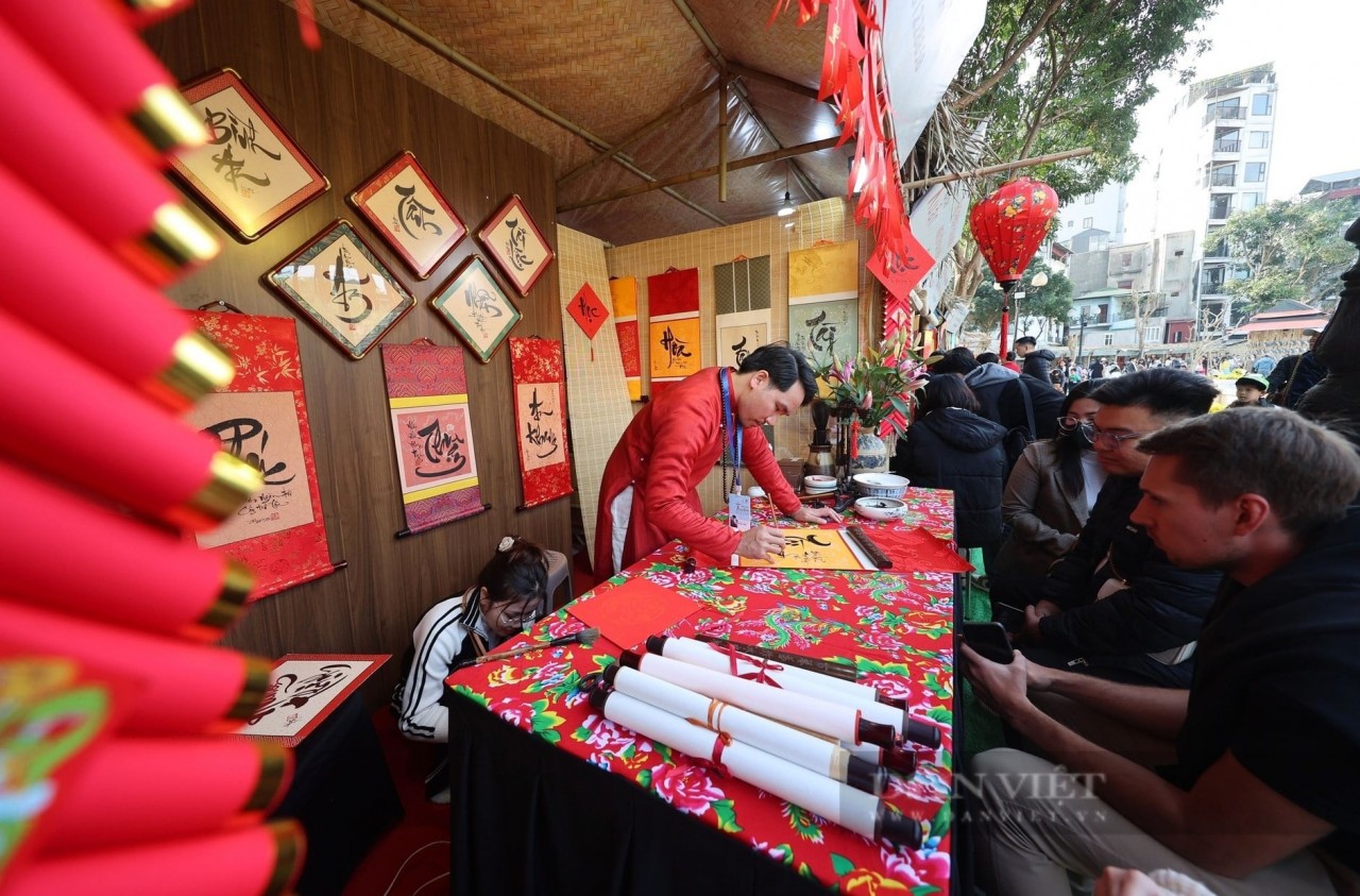 At the Temple of Literature Cultural and Scientific Activities Center, the annual Spring Calligraphy Festival is being held at Literature Lake, now with a more polished appearance after renovations. The bustling calligraphy booths contribute to preserving and spreading the nation’s tradition of valuing education.