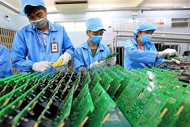 Electronic components are manufactured at the Central Power Electronic Measurement Equipment Manufacturing Center in Đà Nẵng City. Photo: VNS