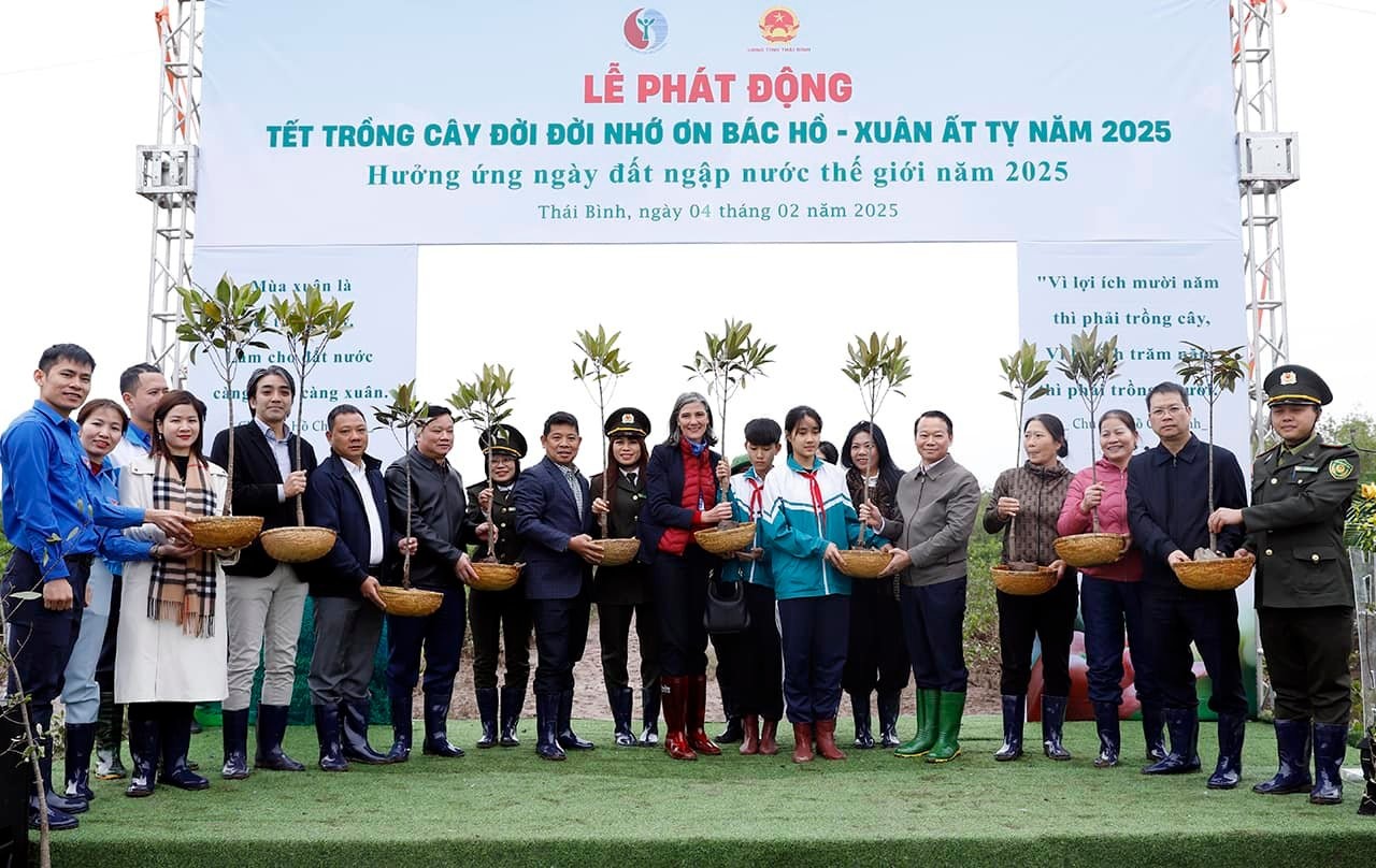 UNDP Resident Representative Joins Tree Planting Festival in Thai Binh