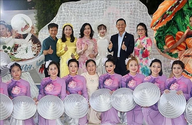 Deputy Minister of Foreign Affairs and Chairwoman of the State Committee for Overseas Vietnamese Affairs Le Thi Thu Hang and overseas Vietnamese in Singapore at the Chingay Parade 2025. (Photo: VNA)