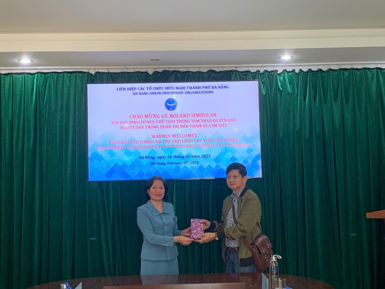 Vice President of the Da Nang Union of Friendship Organizations (DAFO) Nguyen Thi Kim Tuyen recently welcomed Professor Roland G. Simbulan