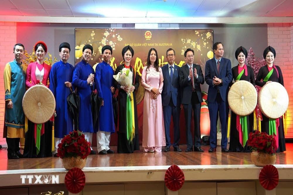 Vietnamese Ambassador to Australia Pham Hung Tam took a souvenir photo with the Bac Ninh Quan Ho Folk Song Troupe.