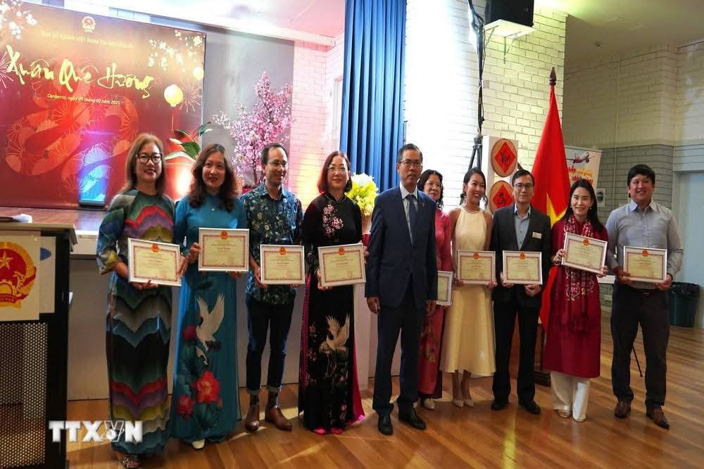 Outstanding members of the Vietnamese community in Australia received Certificates of Merit from Vietnamese Ambassador to Australia Pham Hung Tam.