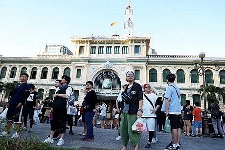 RoK tourists visit the HCM City Central Post Office. (Photo: VNA)