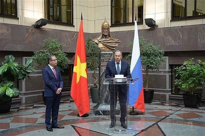 Russian Minister of Foreign Affairs Sergei Lavrov (R) speaks at the opening of the exhibition marking the 75th founding anniversary of diplomatic ties between Vietnam and Russia in Moscow on February 11. (Photo: VNA)