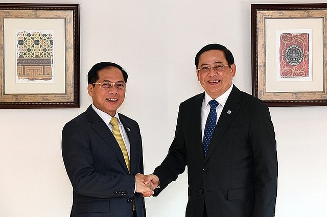 Deputy Prime Minister, Foreign Minister Bui Thanh Son (L) pays a courtesy visit to Lao Prime Minister Sonexay Siphandone in Dubai, the United Arab Emirates (UAE), February 11, 2025. Photo: VGP/Hai Minh