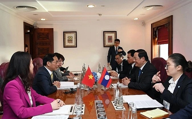 At the meeting between Deputy Prime Minister and Minister of Foreign Affairs Bui Thanh Son (L) and Lao PM Sonexay Siphandone.