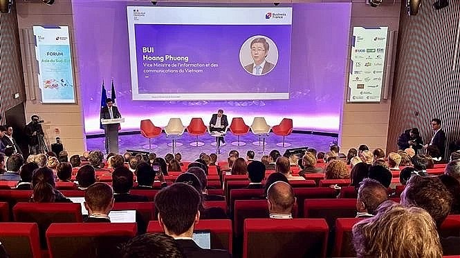 Deputy Minister of Information and Communications Bui Hoang Phuong speaks at the Southeast Asia Business Forum, organised by the French Ministry of Foreign Trade on February 12. (Photo: VNA)