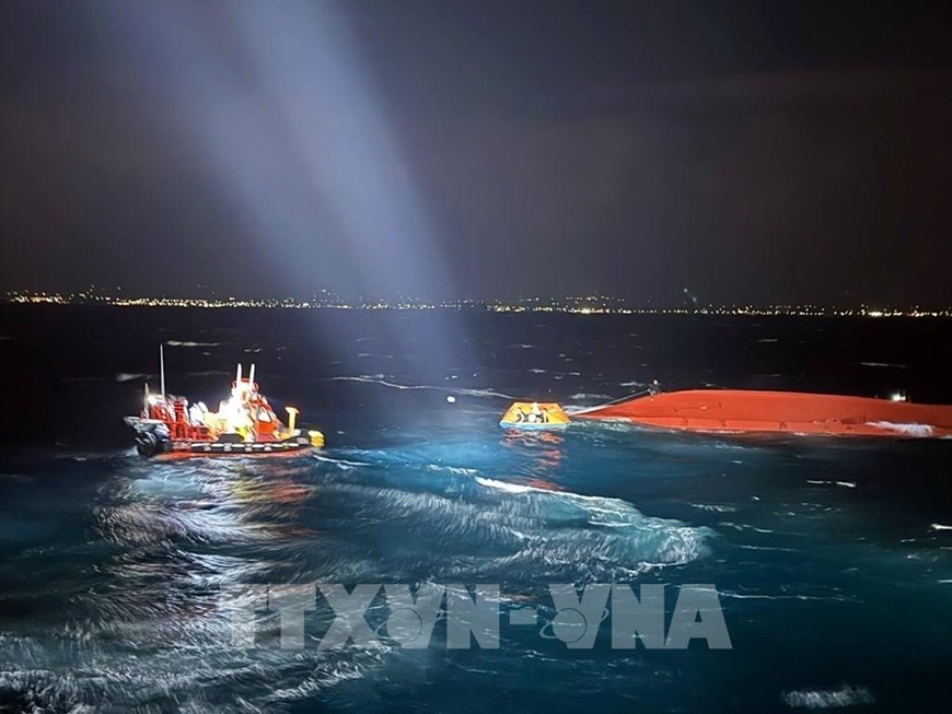 Rescuers search for victims in a ship capsizing off the coast of Jeju Island, South Korea, February 12. (Photo: VNA)