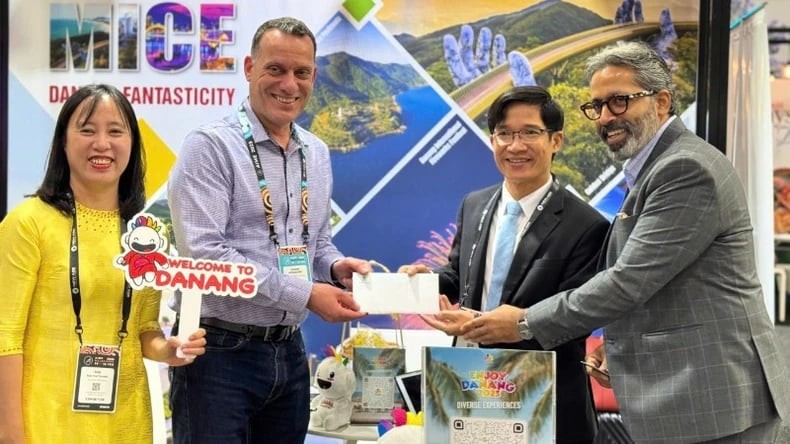 Partners exploring and exchanging information about Da Nang's MICE tourism market. (Photo: Da Nang Department of Tourism)