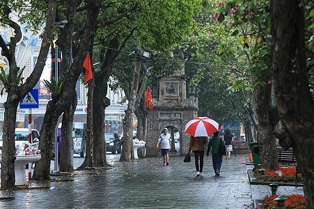 A corner of Hoàn Kiếm Lake in Hanoi in foggy weather. Photo: VNS