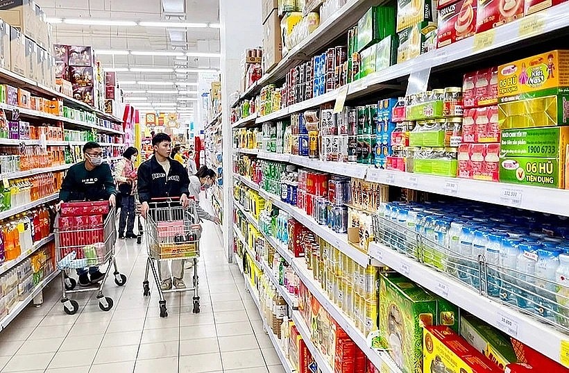 Customers shop at Tasco Mall in Hanoi’s Long Bien district. (Photo: Hanoimoi.vn)