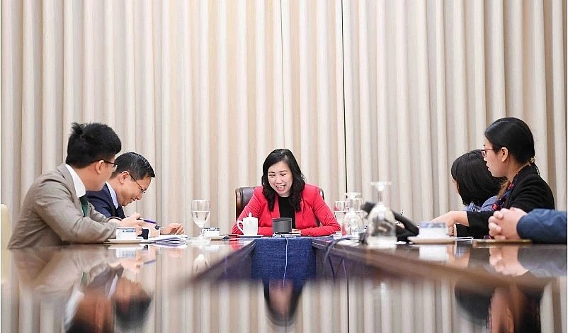 Deputy Foreign Minister Le Thi Thu Hang holds phone conversation with her couterpart Abakirov Meder. (Photo:baoquocte.vn)