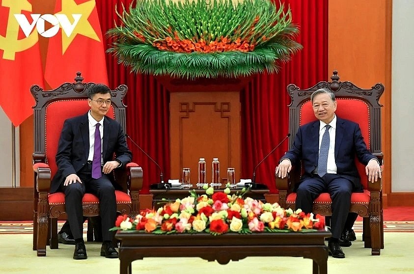 Party leader To Lam (R) welcomes Chen Gang, Secretary of the Party Committee, and Chairman of the Standing Committee of the People’s Congress of Guangxi Zhuang Autonomous Region.