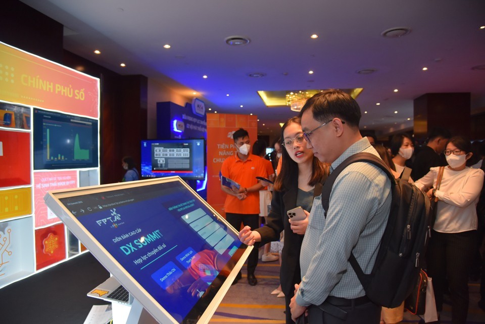 Customers visit digital products of businesses in Hanoi.