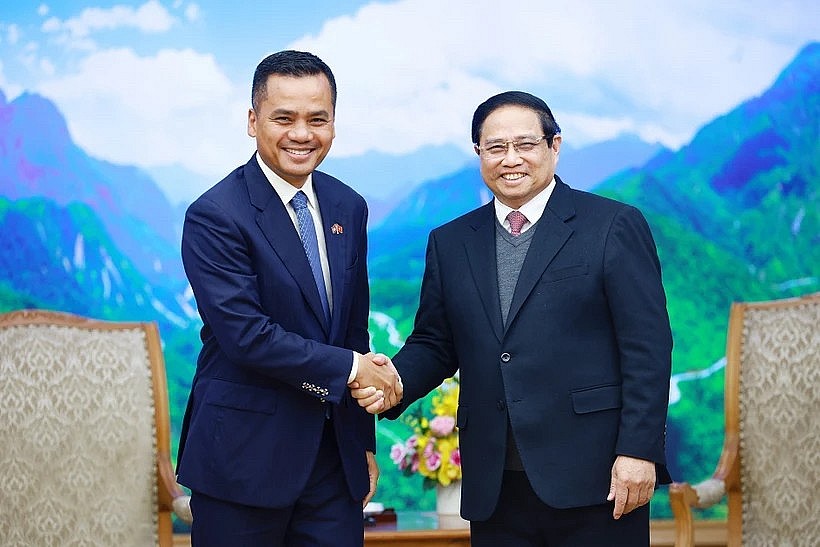 Prime Minister Pham Minh Chinh (R) and Cambodian Deputy Prime Minister and Minister of Interior Sar Sokha in Hanoi on February 19. (Photo: VNA)