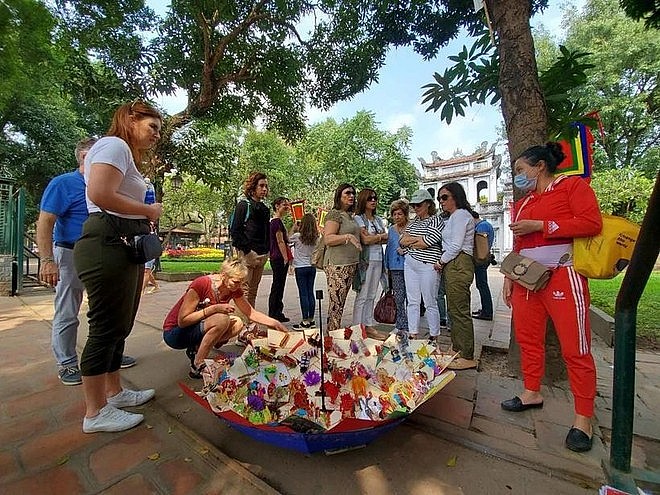 Foreign visitors at the Temple of Literature (Photo: VNA)