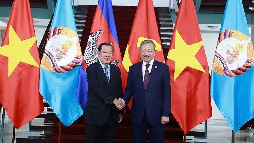 General Secretary of the Communist Party of Vietnam (CPV) Central Committee To Lam (R) and Cambodian People's Party (CPP) President Hun Sen shaking hands ahead of the meeting between the Politburo of the CPV and the Central Committee of the CPP in Ho Chi Minh City on February 21. (Photo: VNA)