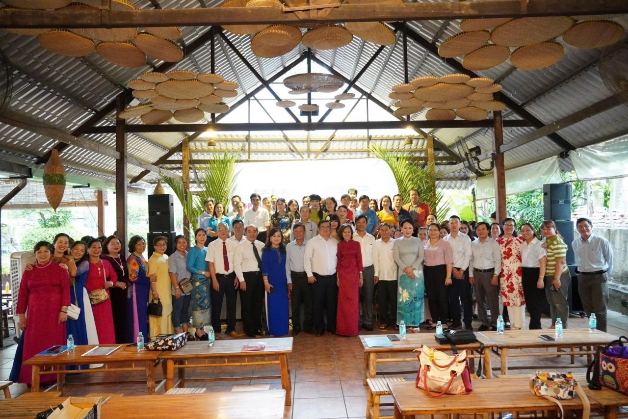 Delegates, Vietnamese families, and Lao and Cambodian students take a commemorative photo. (Photo: ubmttq.hochiminhcity.gov.vn)