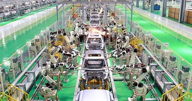 Automatic welding line of Truong Hai Automobile Factory. (Photo: Bac Son)