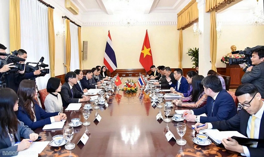 Vietnamese Deputy Prime Minister and Minister of Foreign Affairs Bui Thanh Son and visiting Thai Foreign Minister Maris Sangiampongsa hold talks in Hanoi on February 24. (Photo: baoquocte.vn)