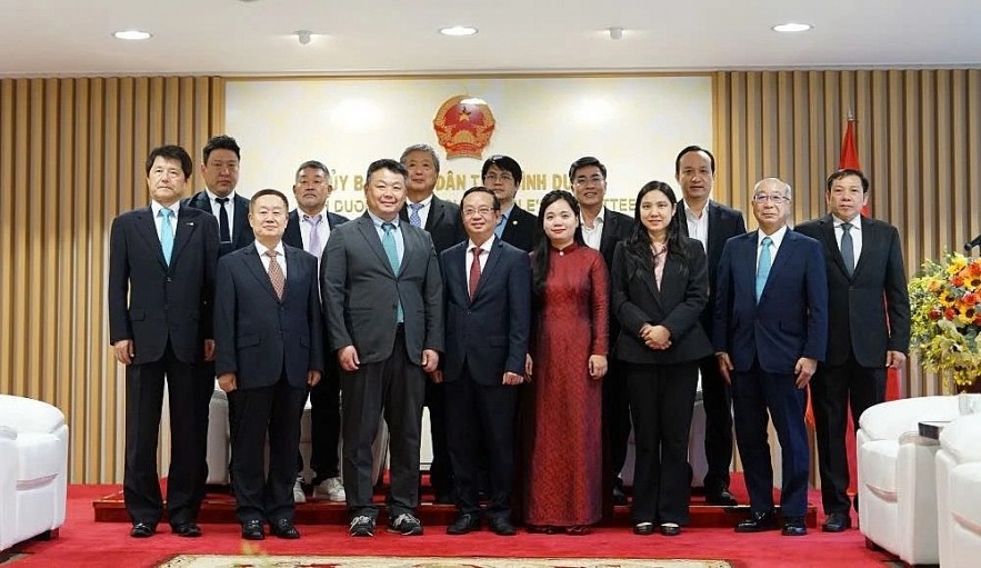 The leadership of Binh Duong and Ibaraki Prefecture pose for a group photo. (Photo: binhduong.gov.vn)