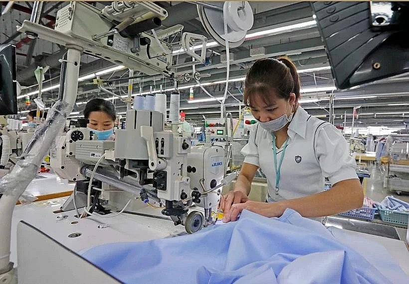 Workers make products for export to the EU. (Photo: VNA)