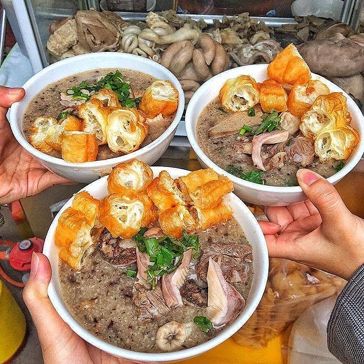 Cháo lòng, a flavorful Vietnamese porridge, was recognized for its affordability and widespread popularity. Photo: homnayangi