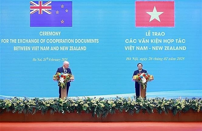 Prime Minister Pham Minh Chinh and New Zealand Prime Minister Christopher Luxon at the joint press conference announcing the outcomes of their official talks and the exchange of cooperation documents between the two countries on February 26. (Photo: VNA)