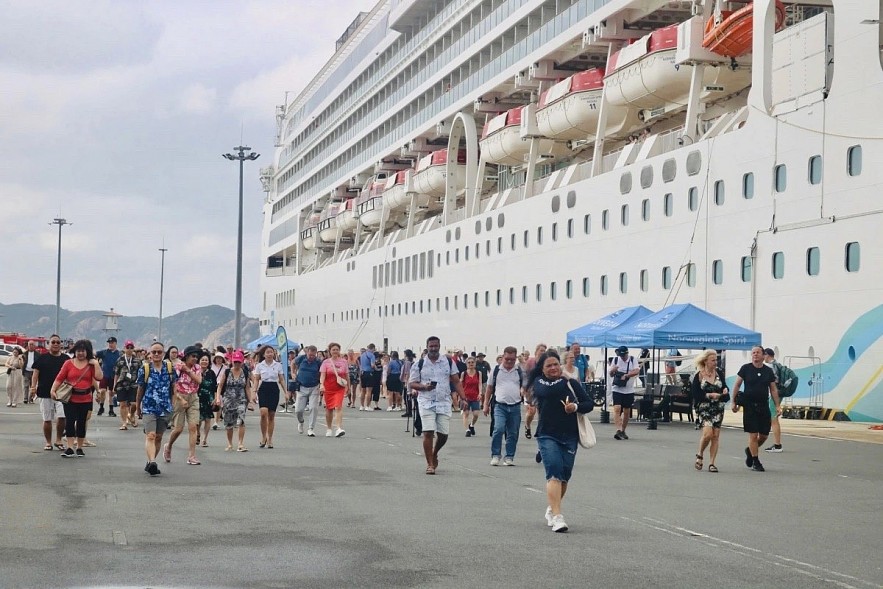 Cruise ship Norwegian Spirit carrying up to 1,900 passengers docks on February 26 at Cam Ranh International Port. (Photo: baokhanhhoa.vn)