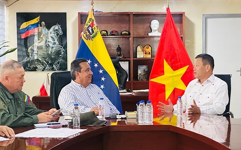 Vietnamese Ambassador to Venezuela Vu Trung My (R) meets with Governor of Trujillo State Gerardo Marquez. (Photo: VNA)