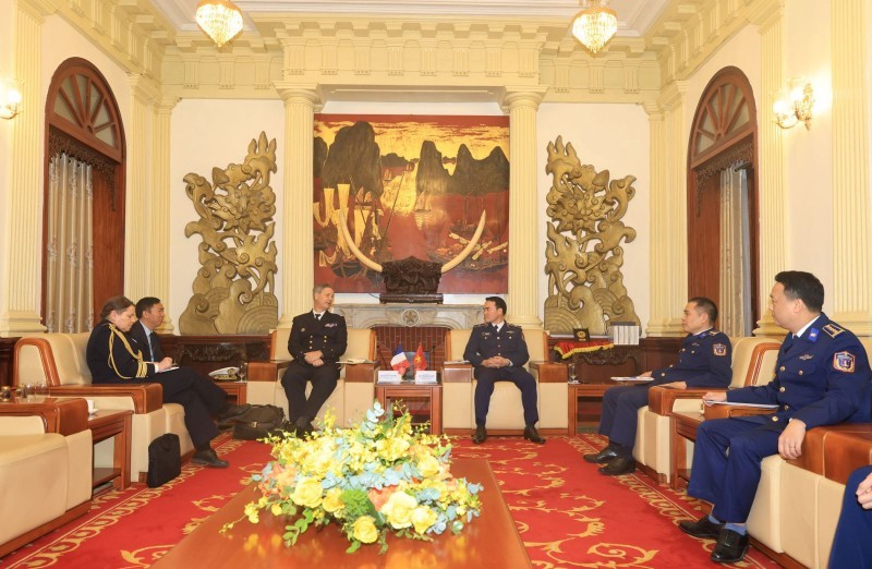 Major General Vu Trung Kien receives Rear Admiral Jacques Riviere.