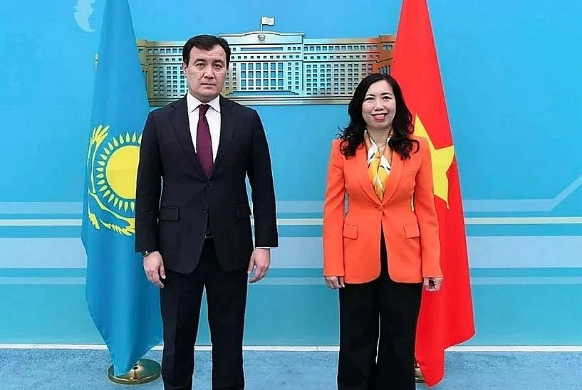 Deputy Minister of Foreign Affairs Le Thi Thu Hang (right) and her Kazakh counterpart A. Bakayev  (Photo: baoquocte.vm)