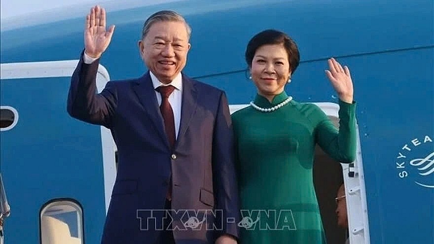 Party General Secretary To Lam and his spouse.