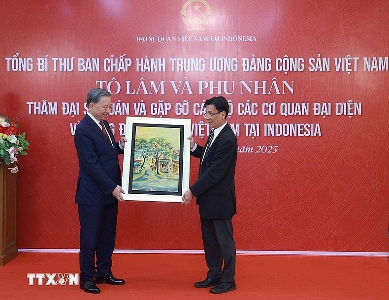 General Secretary To Lam visits Vietnamese Community in Indonesia