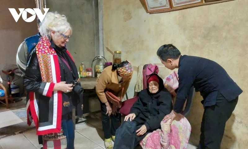 Dominique De Miscault (far left) visits a 114-year-old then singing artist in Binh Lieu, hoping that more people will learn about local culture. (Photo: VOV)