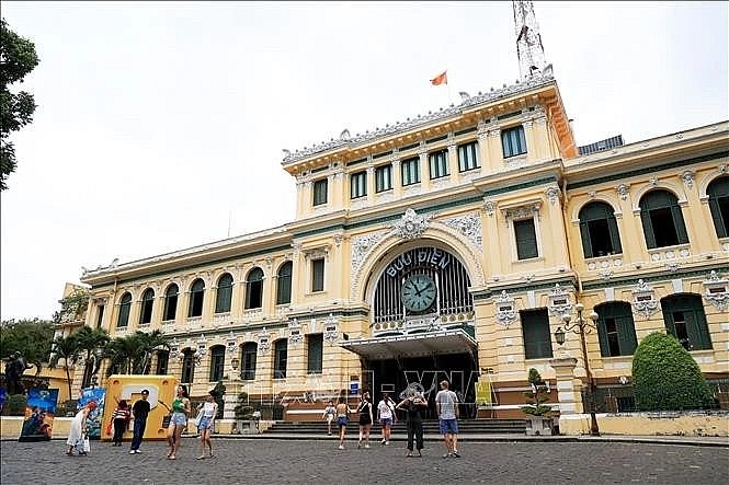 Tourists visit Ho Chi Minh City downtown. (Photo: VNA)