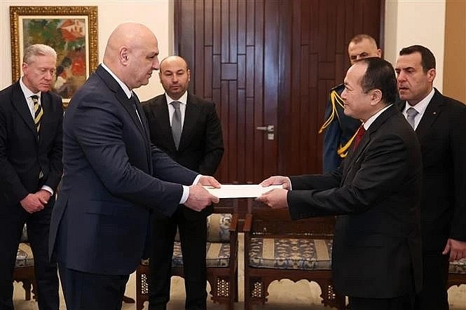 Vietnamese Ambassador to Egypt and Lebanon Nguyen Huy Dung presents his credentials to Lebanese President Joseph (Photo: VNA)