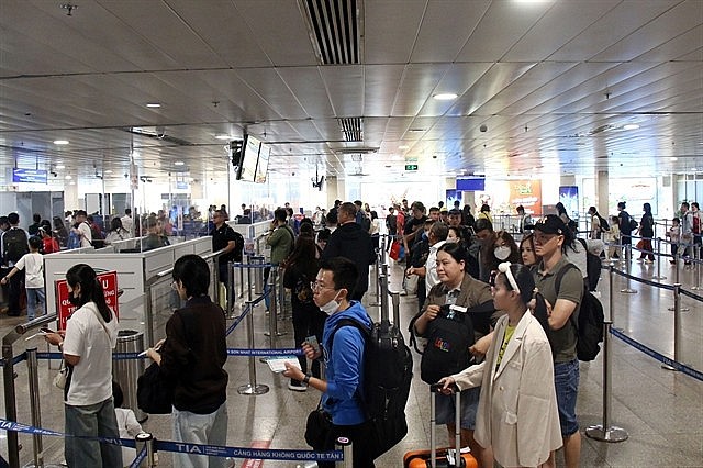 Passengers queue for check-in at Tan Son Nhat Airport. Photo: VNS