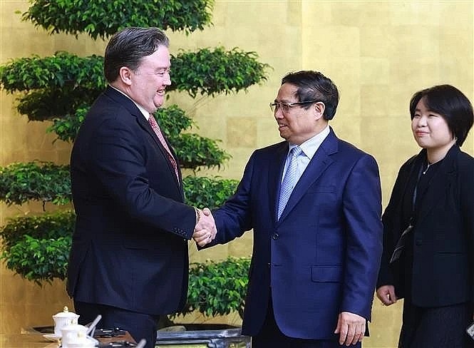 Prime Minister Pham Minh Chinh (centre) shakes hands with US Ambassador to Vietnam Marc Evans Knapper. (Photo: VNA)