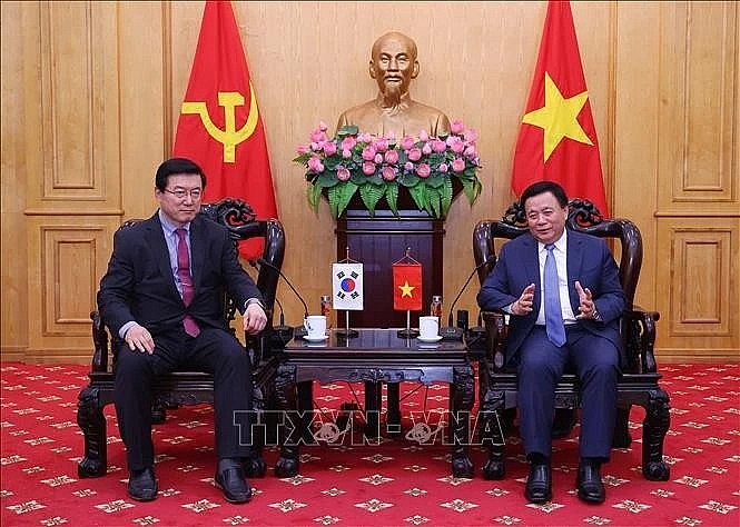 Politburo member Nguyen Xuan Thang (R) and Prof. Young-Sup Joo (Photo: VNA)