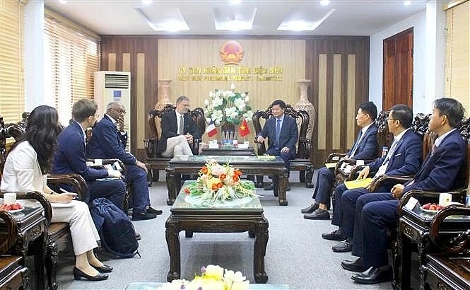 A delegation from the French Embassy pays a courtesy meeting to Dien Bien province. (Photo: VNA)