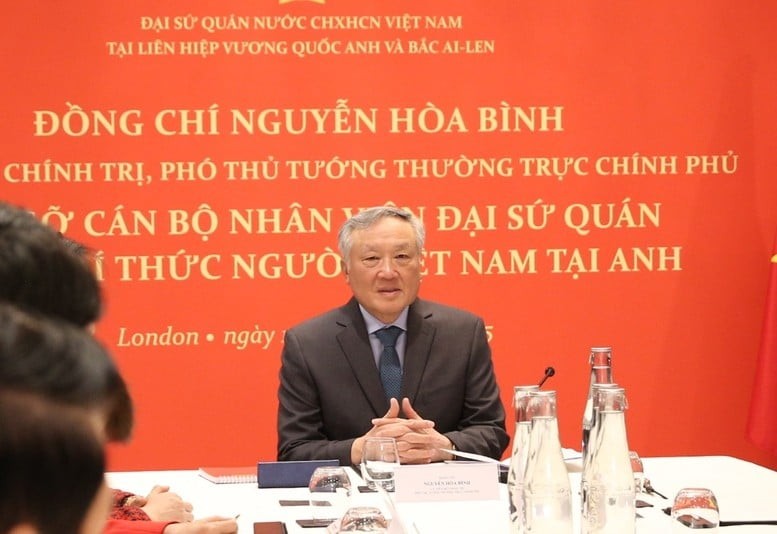 Deputy PM hopes they will support the development of international financial centers in Vietnam. (Photo: VGP/Dinh Hai)