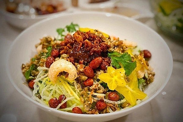 Cơm hến is the favourite of Hue locals and tourists (Photo: Internet)