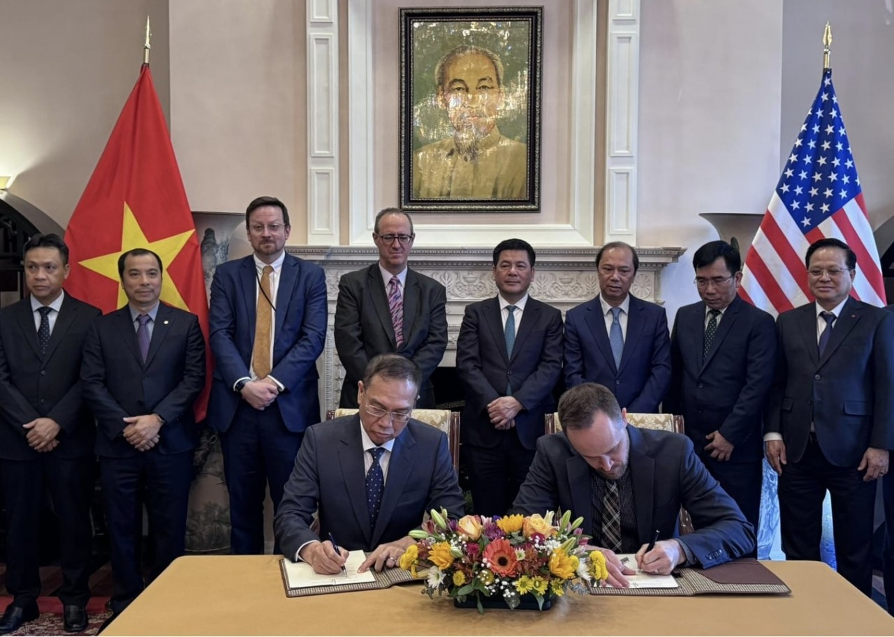 Vietnam’s Minister of Industry and Trade Nguyen Hong Dien witnesses the signing of major economic and trade agreements between Vietnamese and US businesses. (Photo: MOIT)