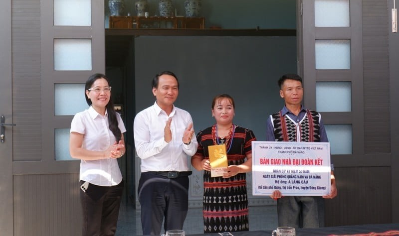 Permanent Deputy Secretary of the Da Nang Party Committee Nguyen Dinh Vinh presents gifts to a disadvantaged family in Dong Giang, Quang Nam. (Photo: Nguyet Anh/danang.gov.vn).