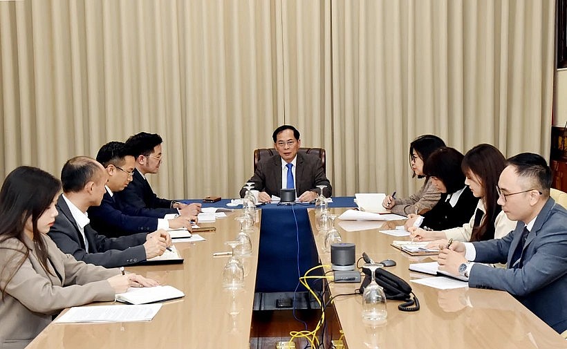 Vietnamese Deputy Prime Minister and Minister of Foreign Bui Thanh Son (centre) holds phone talks with Minister of Foreign Affairs of the Republic of Korea Cho Tae-yul on March 18. (Photo: VNA)