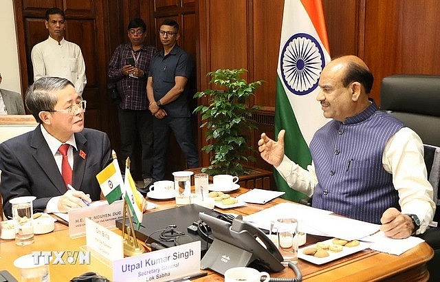 Vice Chairman of the National Assembly Nguyen Duc Hai (L) meets Indian Speaker of the Lok Sabha Om Birla, New Delhi, India, March 17, 2025. Photo: VNA