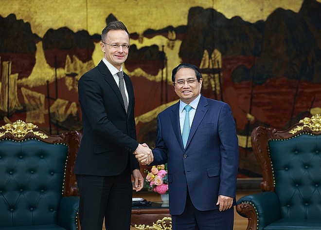 Prime Minister Pham Minh Chinh (R) and Hungarian Minister of Foreign Affairs and Trade Szijjártó Péter. (Photo: VNA)