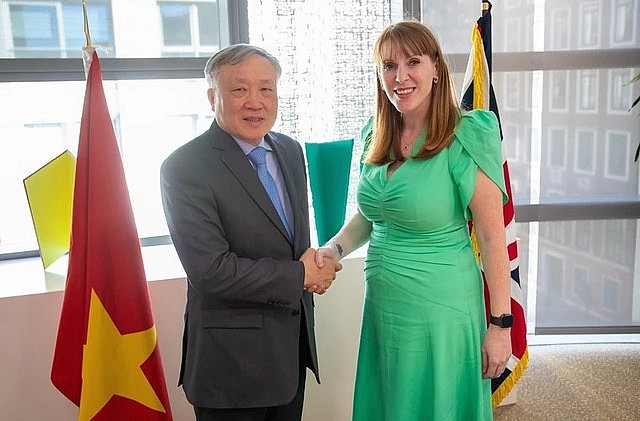 Standing Deputy Prime Minister Nguyen Hoa Binh (L) shakes hands with UK Deputy Prime Minister Angela Rayner in London, March 18, 2025. Photo: VGP/Dinh Hai